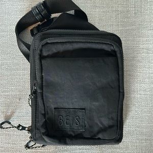 BEIS: The Sport Sling in black